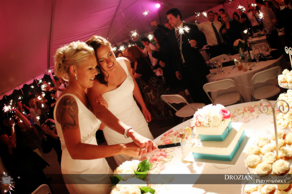 Cake lighting and cake cutting placement for wedding